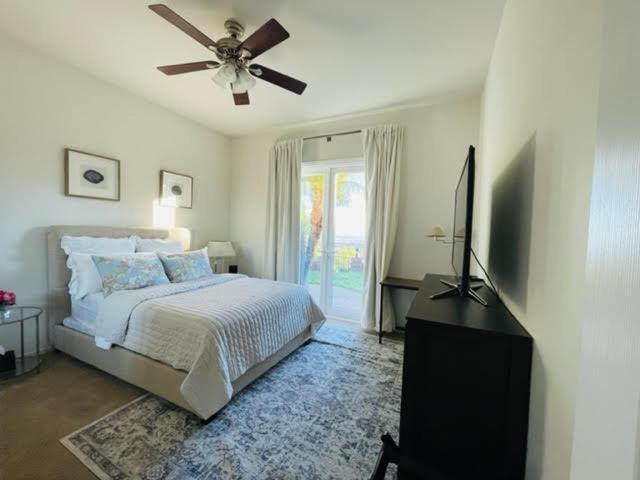 1 dormitorio con 1 cama y ventilador de techo en Private-room-Private-entrance-spectacular-city-landscape-views-from-room en Rancho Cucamonga