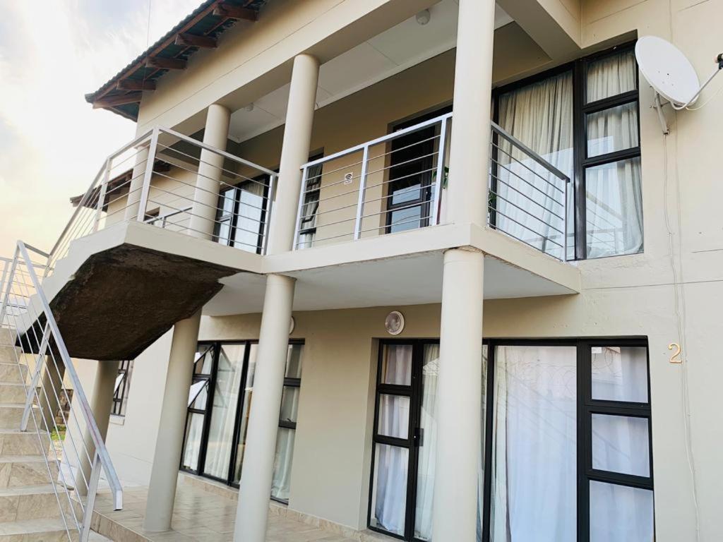 une maison avec un escalier en face de celle-ci dans l'établissement GoldenWays Apartment 3, à Mbabane