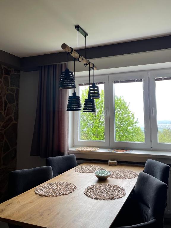 A seating area at MARMOT Mountain Apartment so saunou a hydromasážnou vaňou