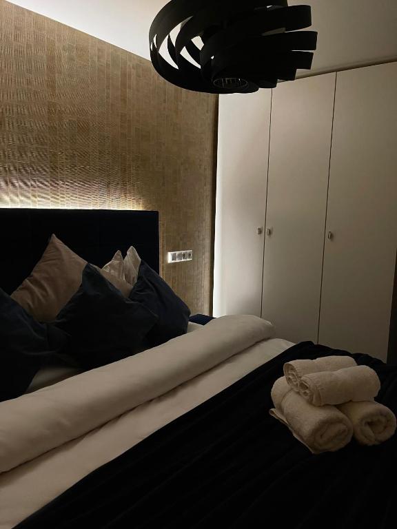 A bed or beds in a room at MARMOT Mountain Apartment so saunou a hydromasážnou vaňou