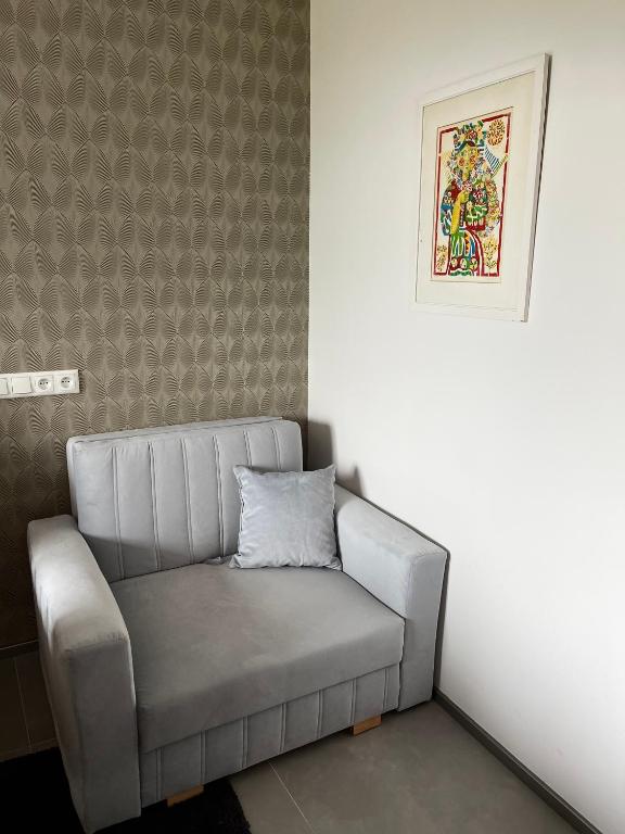 A seating area at MARMOT Mountain Apartment so saunou a hydromasážnou vaňou