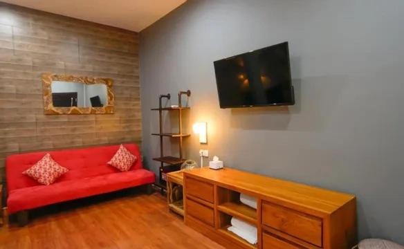 Una televisión o centro de entretenimiento en Bintang Darmawan Villa (BDV)
