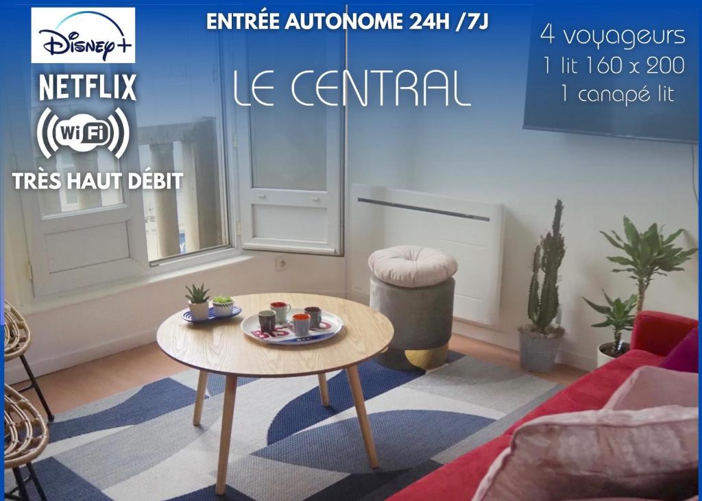 una sala de estar con mesa de centro en una habitación en Le Central - Coeur historique - Netflix/Disney+, en Soissons