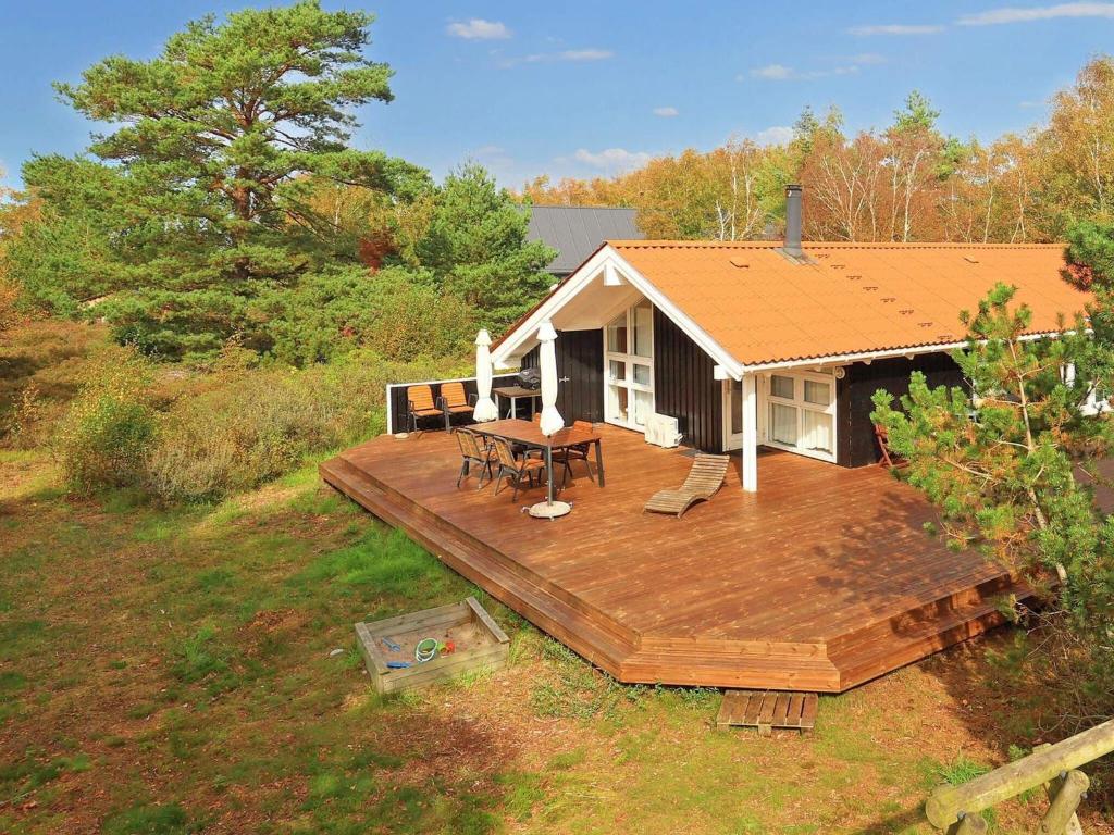 Casa pequeña con terraza de madera en un campo en 8 person holiday home in L s, en Læsø