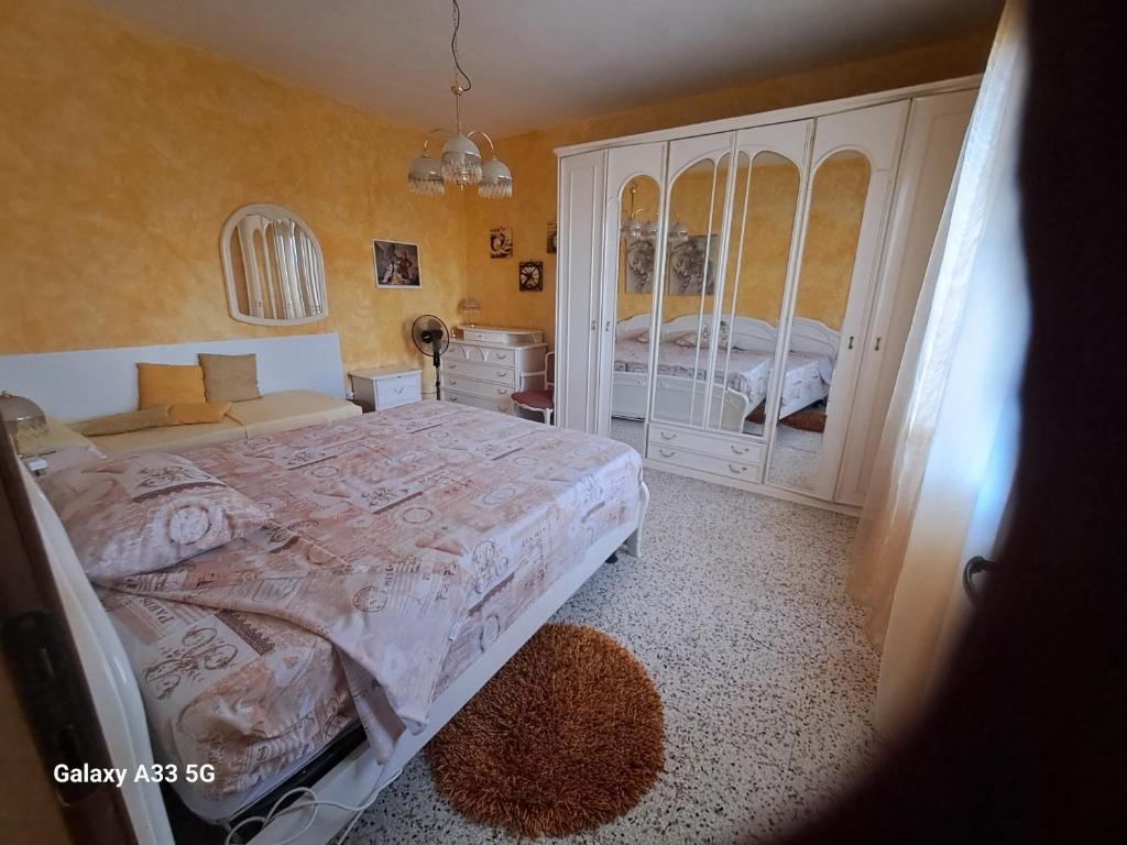 1 dormitorio con 1 cama y vestidor en Da Nonna Rosa, en Budrio