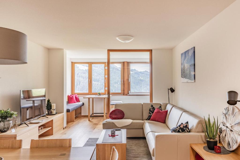 ein Wohnzimmer mit einem Sofa und einem Tisch in der Unterkunft Berg Aparts Faschina - 09 - in Fontanella