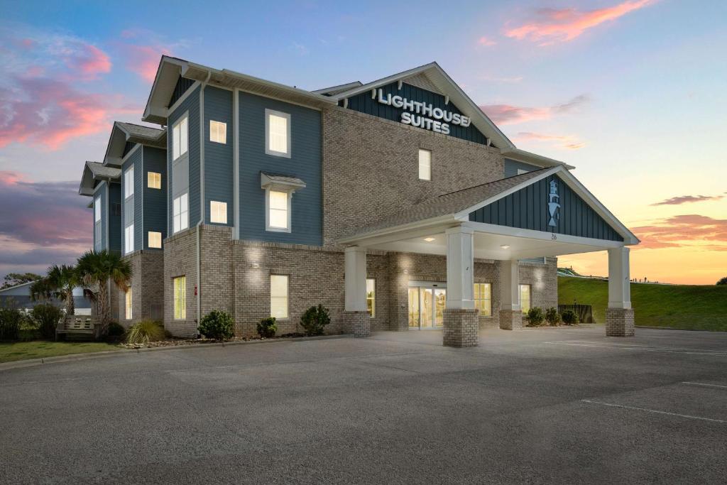 uma representação de um hotel com um edifício em Lighthouse Suites - Best Western Signature Collection em Emerald Isle