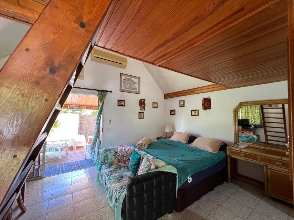 a bedroom with a bed and a couch in a room at chalet chenal in Hauru