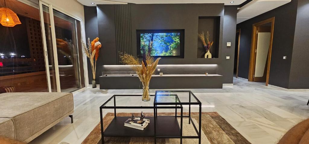 - un salon avec un canapé et une table dans l'établissement Nouvel appartement luxueux Riad Garden Marrakech, à Marrakech