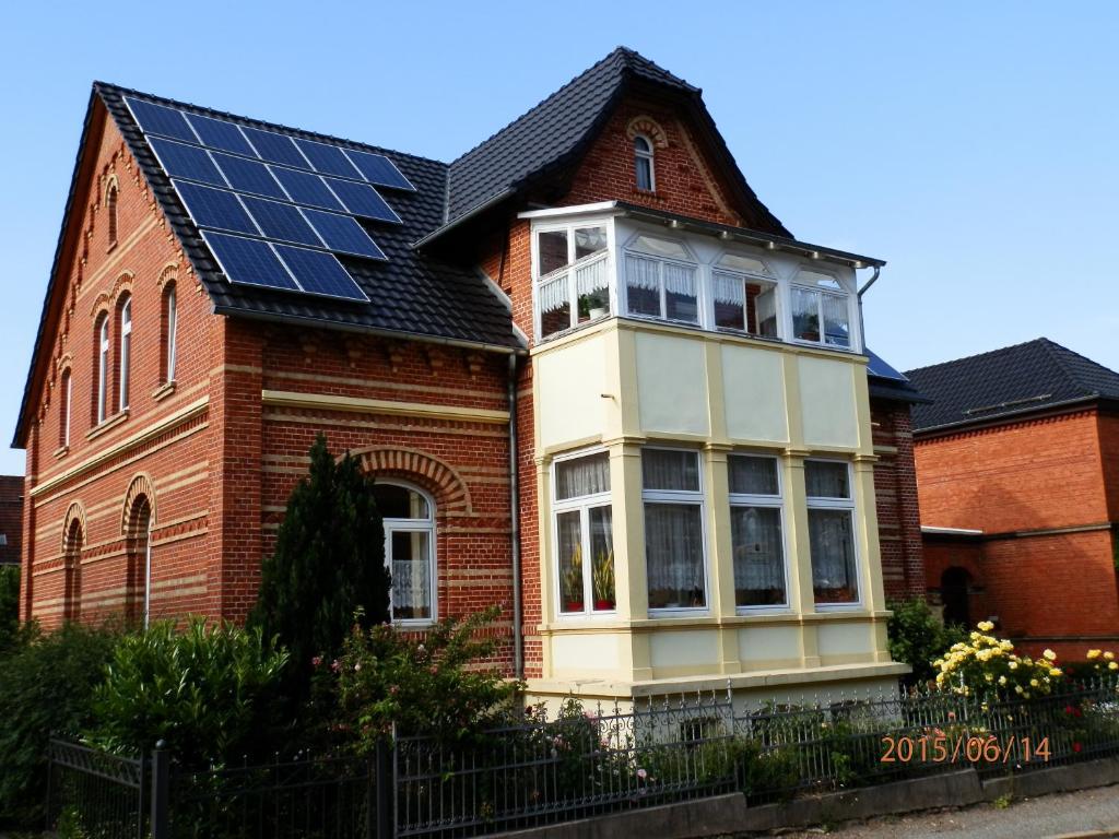 ein Haus mit Sonnenkollektoren auf dem Dach in der Unterkunft Ferienwohnung Fedler in Blankenburg