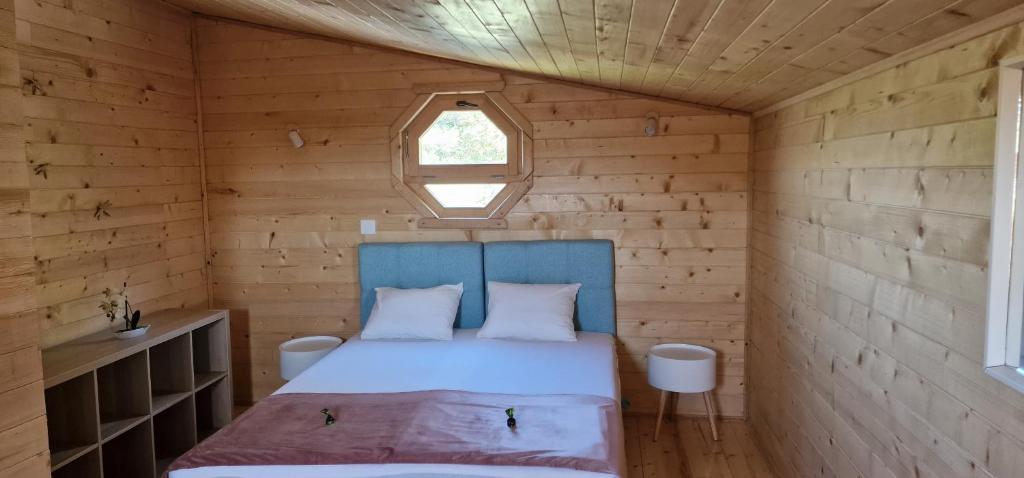 Postel nebo postele na pokoji v ubytování NEO resort jezero Bruje