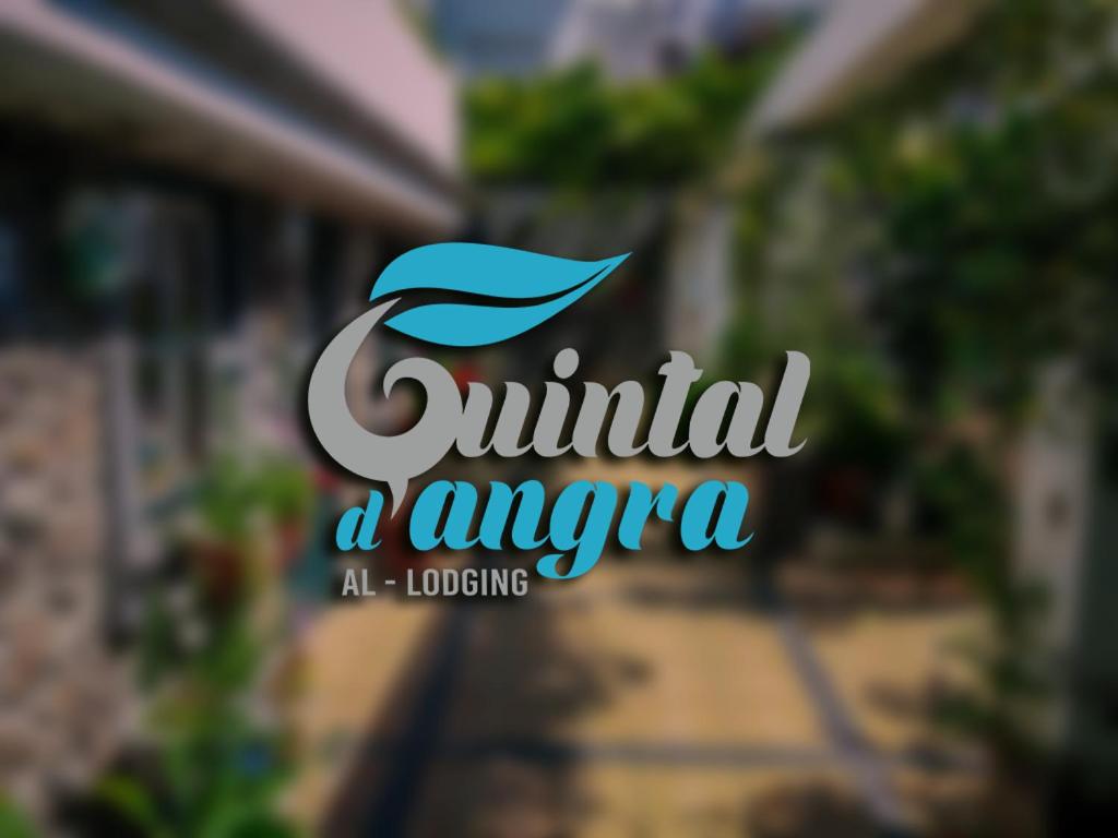 un logotipo para una empresa inmobiliaria con una hoja verde en Quintal d'Angra, en Angra do Heroísmo