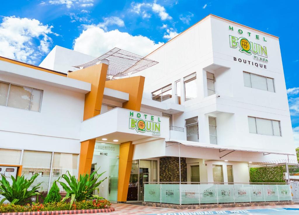 ein weißes Gebäude mit einem Hotelzimmer in der Unterkunft Hotel B`Quin Plaza Cúcuta in Cúcuta
