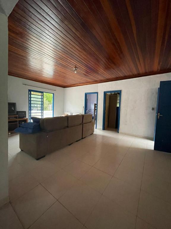 a living room with a couch and a wooden ceiling at Chácara Recreio São Luiz do Paraitinga in São Luiz do Paraitinga