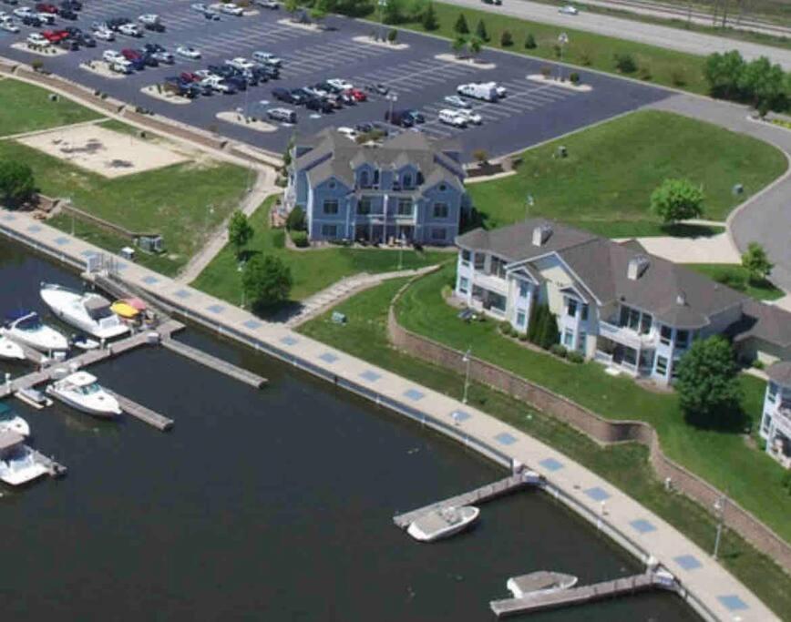 una vista aérea de un puerto deportivo con casas y barcos en Serenity on the Shores, en Portage