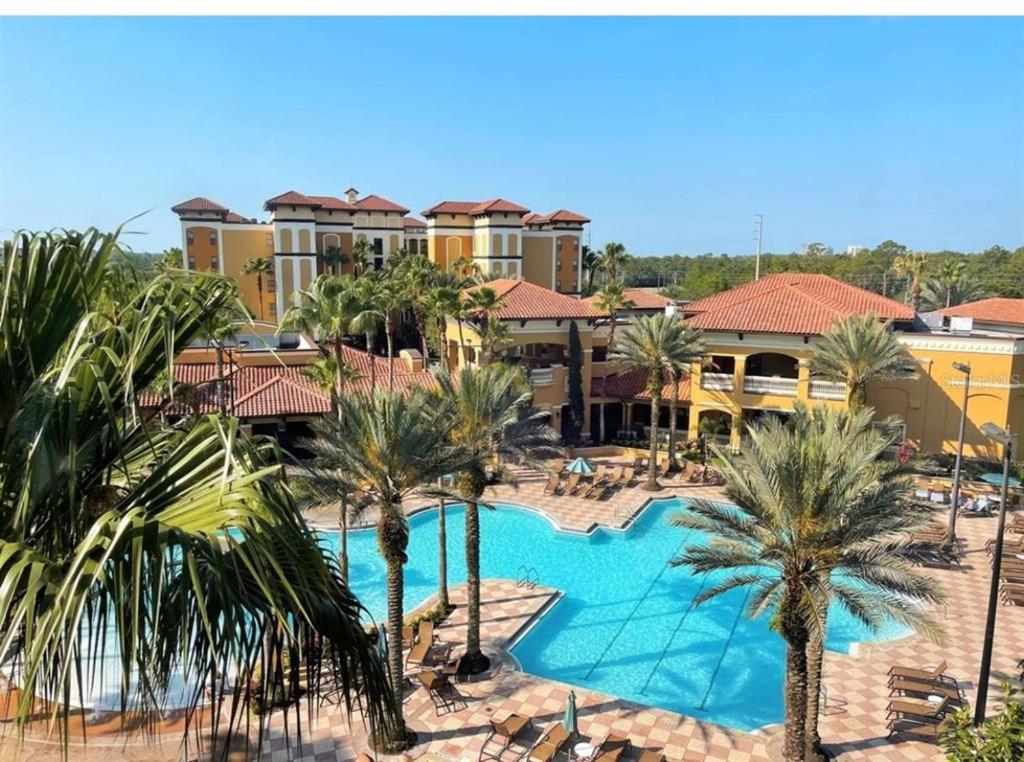 een uitzicht op een resort met een zwembad en palmbomen bij Floriday Resort in Orlando
