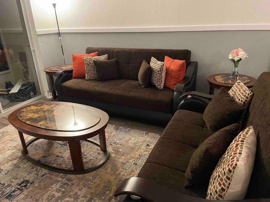 Una sala de estar con un sofá y una mesa de café. en Disney Kissimmee Condo, en Kissimmee