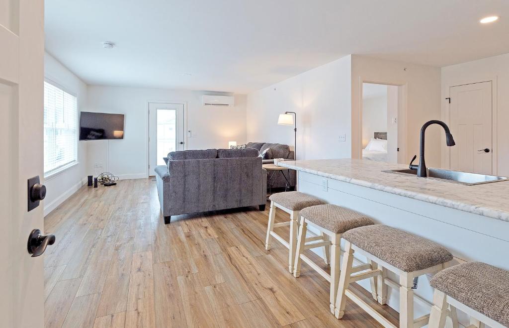 una cucina e un soggiorno con lavandino e bancone di Idyllic & Cozy Stylish Belmont Haven near Lewiston - 1BR 1BA Apartment ad Auburn