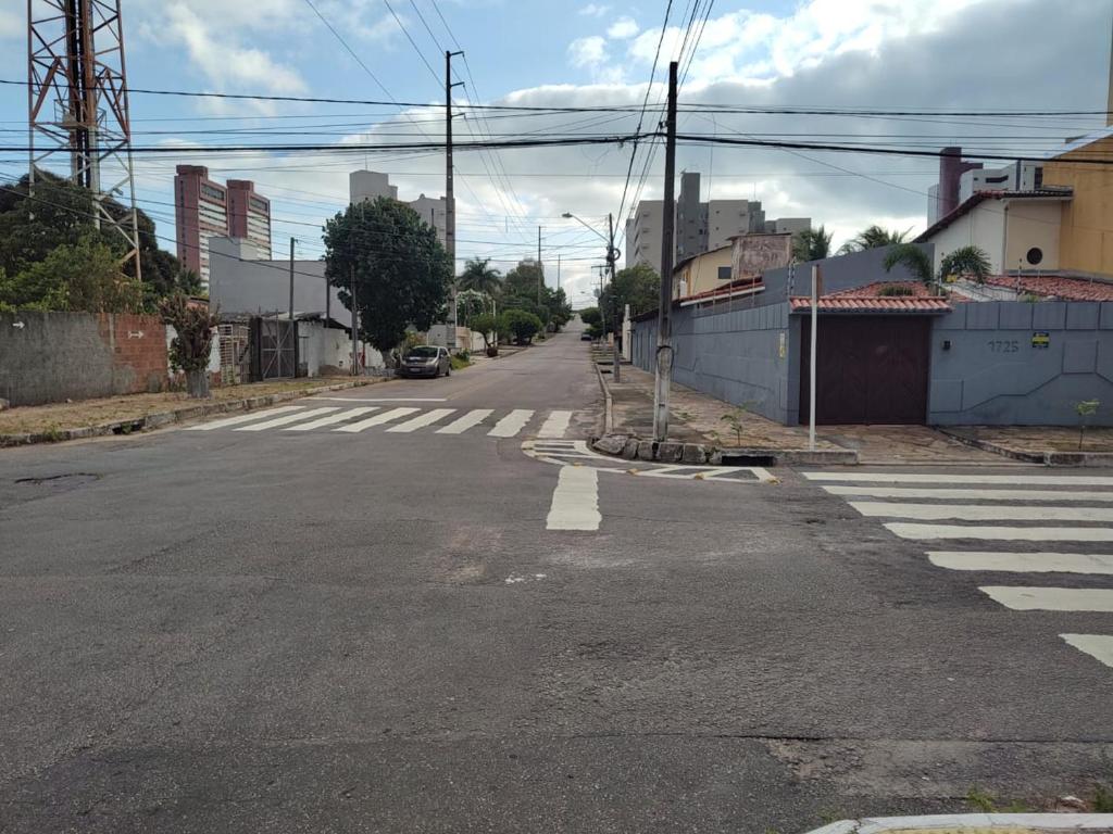 an empty street with a crosswalk in a city at Casa Frida 3 in Natal