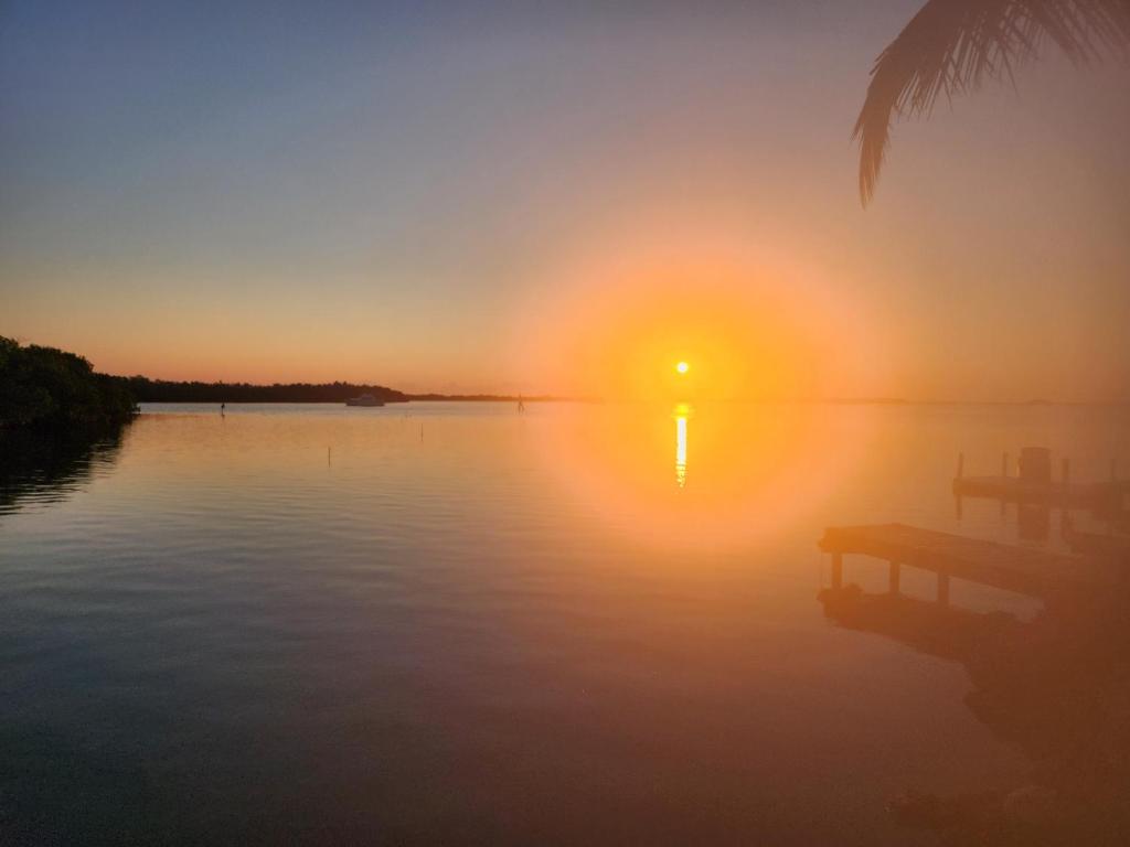 - un lever de soleil sur un lac au coucher du soleil dans l'établissement Oceanfront w/ Dock & Kayak Pirate's Cove Key Largo, à Jewfish