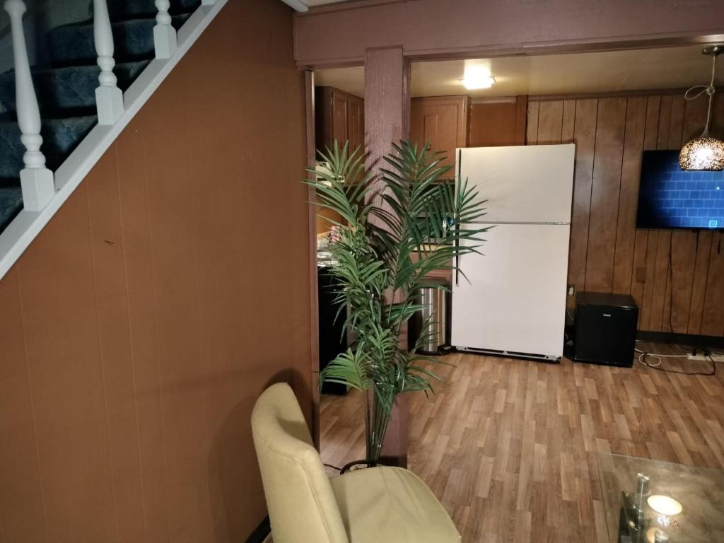ein Wohnzimmer mit einem Kühlschrank, einem Tisch und Stühlen in der Unterkunft LOVELY ONE BEDROOM BASEMENT PLACE in Frederick
