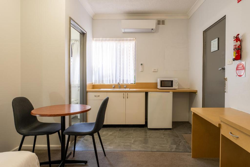 Kuchyň nebo kuchyňský kout v ubytování Port Aloha Motel
