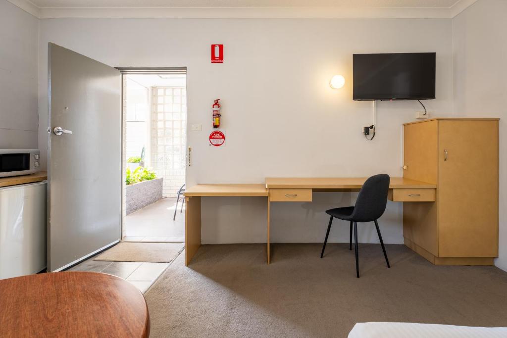 TV a/nebo společenská místnost v ubytování Port Aloha Motel