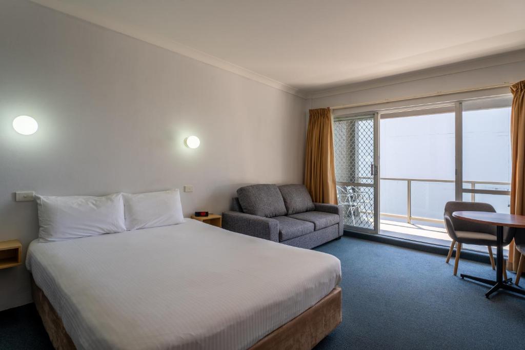 Postel nebo postele na pokoji v ubytování Port Aloha Motel