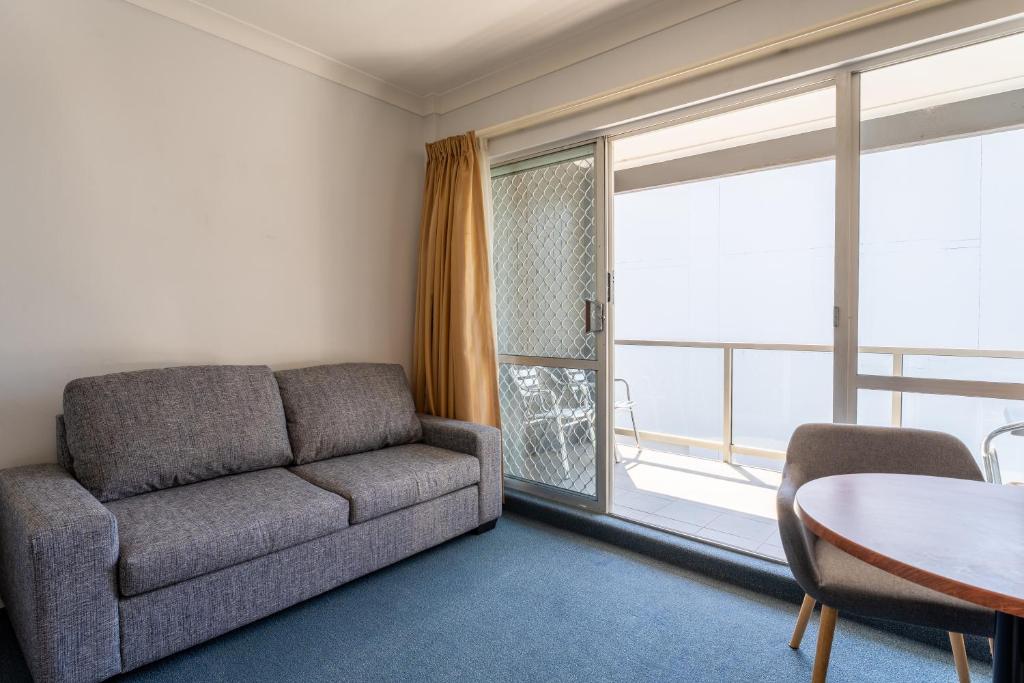 Posezení v ubytování Port Aloha Motel