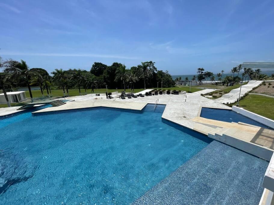 una gran piscina de agua azul en Piscina Mar en el Paraíso Caribe, en Colón