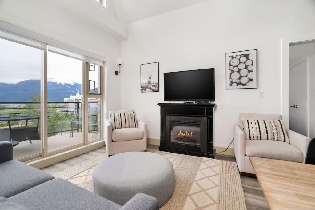 Image showcasing 4BR Penthouse w/Rooftop in the Heart of Harrison, Hope (bijgewerkte ...