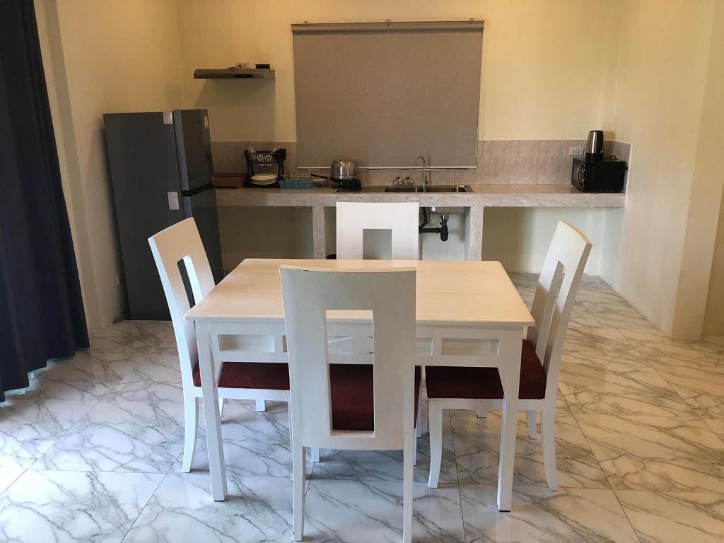 M&N Guesthouse Kata - Resim 20