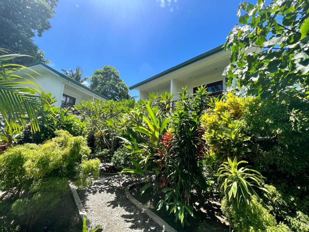 un jardín frente a una casa con plantas en Fat Lips Surf Lodge, en General Luna