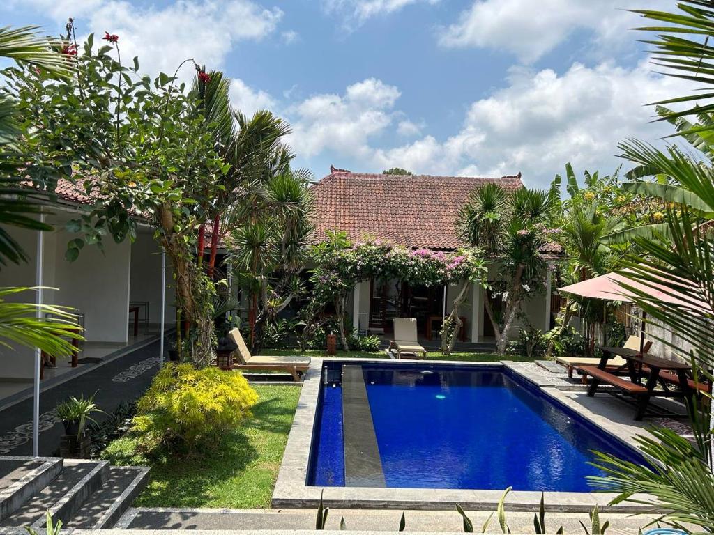 a swimming pool in the yard of a house at Pererenan nengah guest house in Canggu