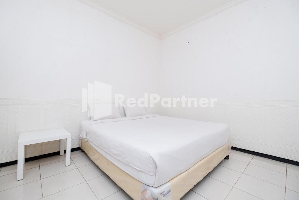 Postel nebo postele na pokoji v ubytování Dukuh Kupang Residence Mitra RedDoorz