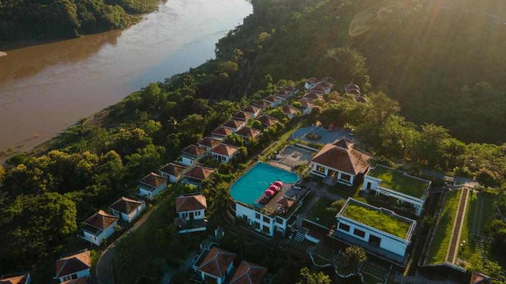 z góry widok na dom nad rzeką w obiekcie Le Grand Pakbeng w mieście Pakbeng