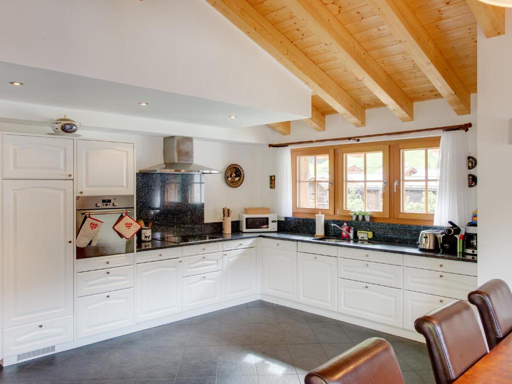 Kuchyň nebo kuchyňský kout v ubytování Chalet Ulysse