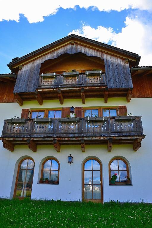 a building with a balcony on top of it at Appartamenti Stauderhof in Villabassa