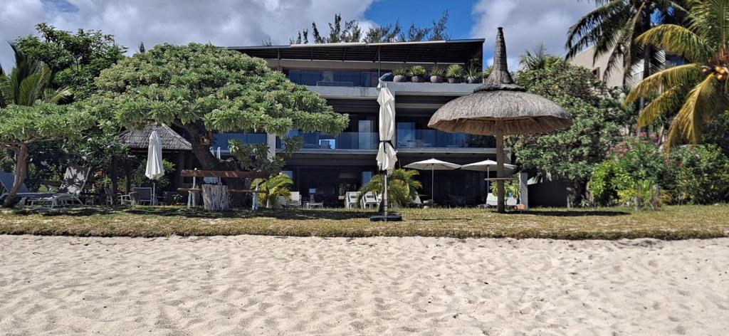 un edificio con sombrilla en la playa en Beach Villa Mauritius, en Roches Noires
