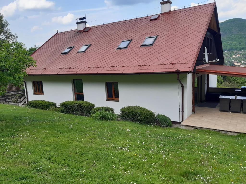 Biały dom z czerwonym dachem w obiekcie MARLEN w Uściu nad Łabą