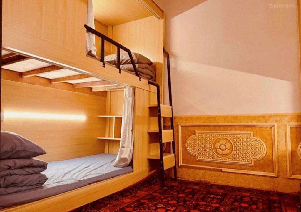 喀什Good Morning International Chain Hostel Of Kashgar City的有两张双层床的双层床房