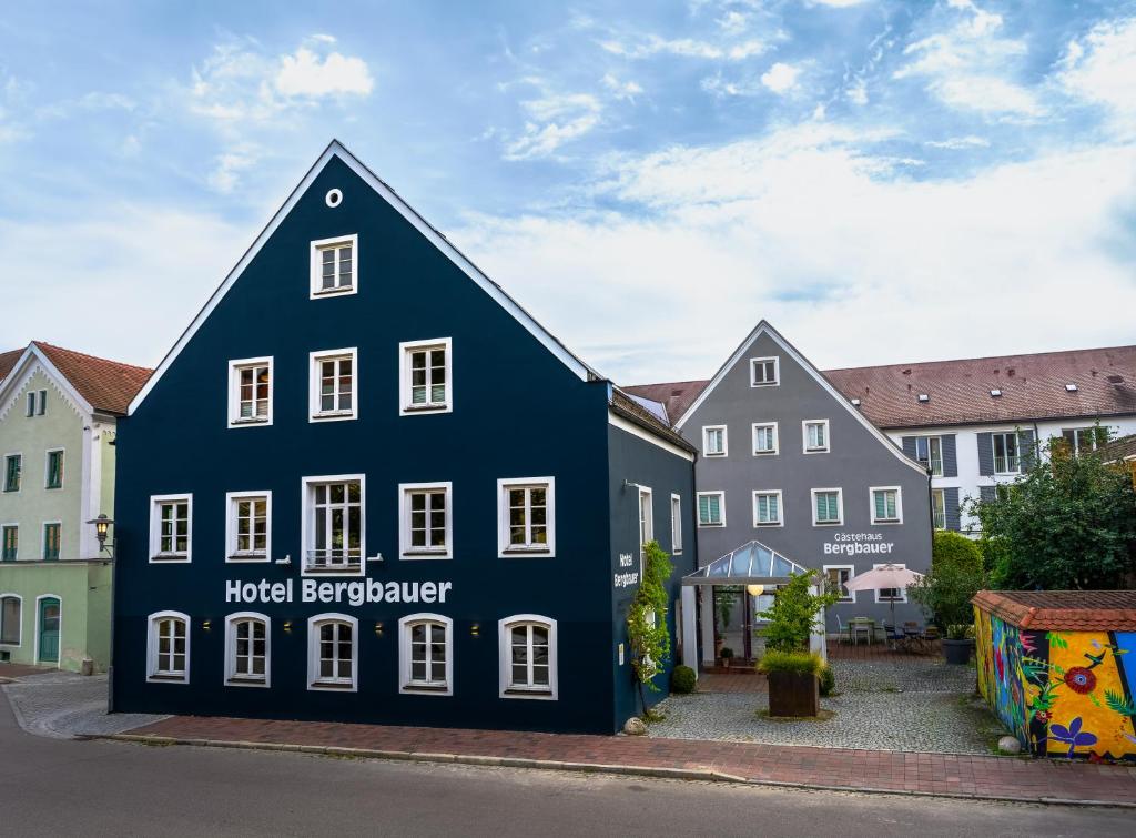 un bâtiment bleu avec les mots Media bergerger dans l'établissement Hotel Bergbauer, à Neubourg-sur-le-Danube