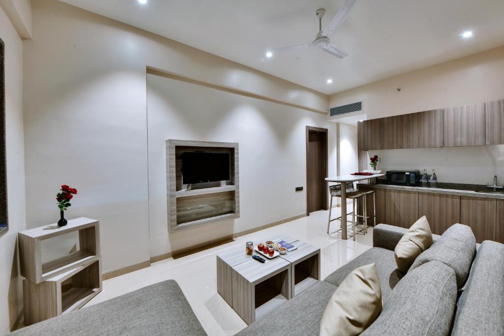 Kuchyň nebo kuchyňský kout v ubytování Click Hotel Pithampur