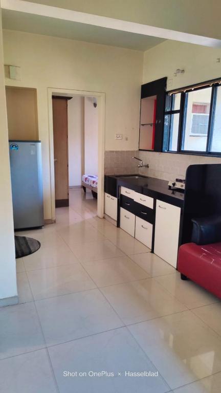 Majoituspaikan One Bedroom fully furnished service apartment,Koregaon park keittiö tai keittotila