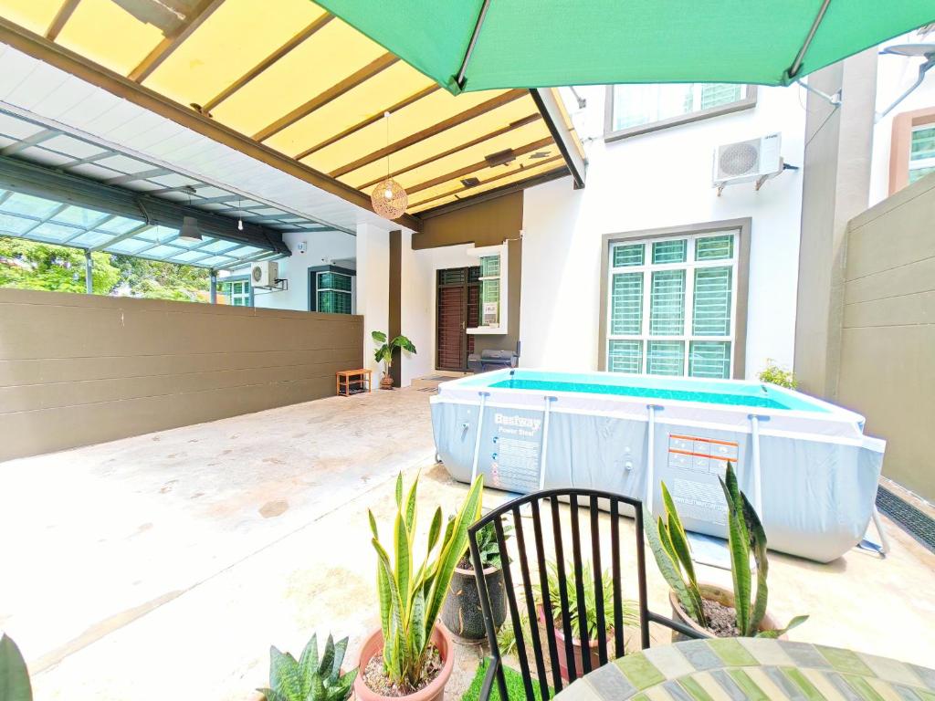 um pátio com uma piscina numa casa em Ocean 25 Shamrock Beach Big Group 6 Bedroom 5 Bathroom with Pool em Tanjung Bungah