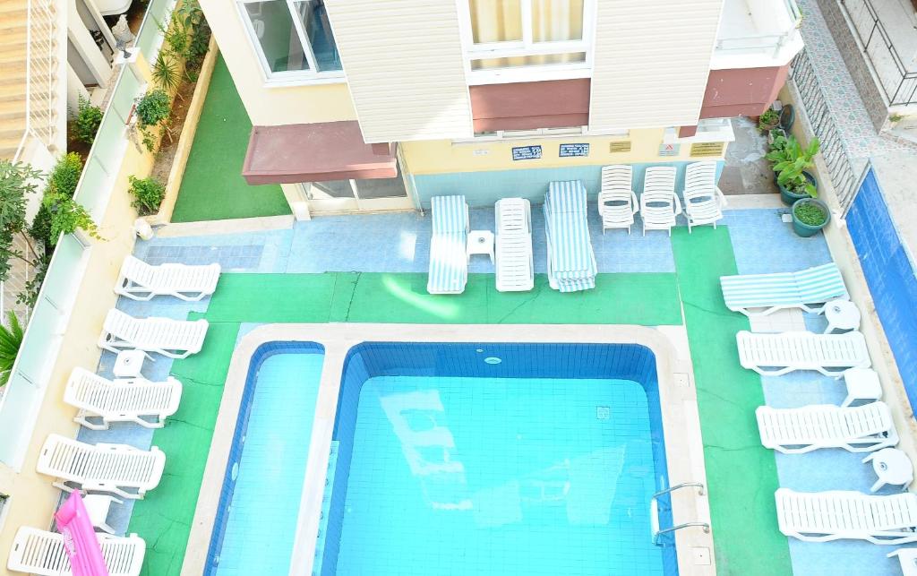 an aerial view of a swimming pool with lawn chairs at Kleopatra Beach Yildiz Hotel in Alanya