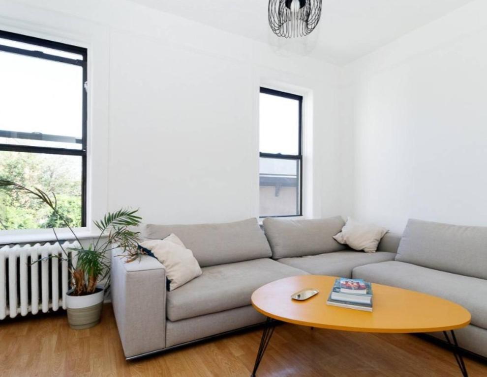 ein Wohnzimmer mit einem Sofa und einem Tisch in der Unterkunft 4 BR Luxury Apartment in Tribeca in New York