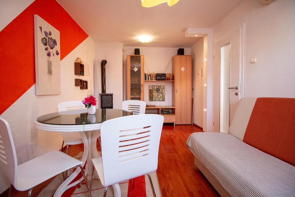 Apartment Un Chat - Two-Bedroom Apartment