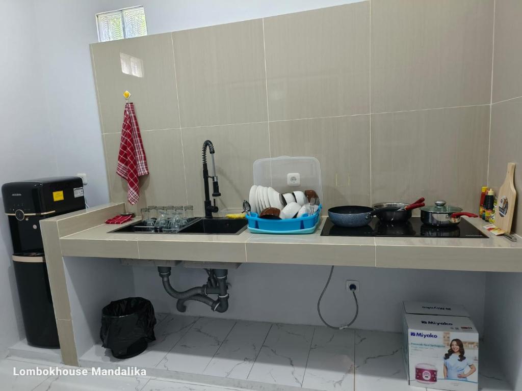 Kuchyň nebo kuchyňský kout v ubytování Lombokhouse Mandalika