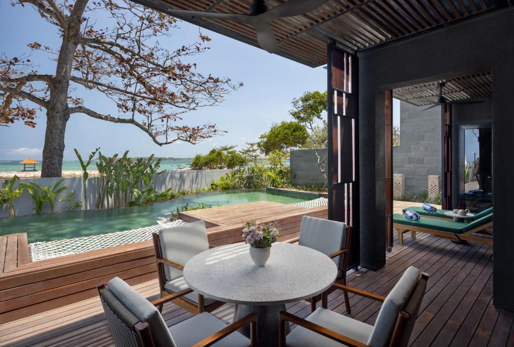 Bazén v ubytování Sumitra Luxury Villas & Resort by Pramana nebo v jeho okolí